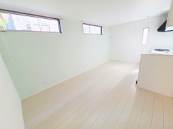 南向きの横滑り出し窓から日中は日差しが入ります