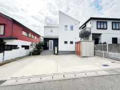 2022年1月築の築浅中古戸建です。敷地面積は約60坪！プライベートガーデン付きでワンちゃんやお子様を遊ばせることができます。