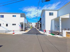 すべてが新しい街並みで人気の分譲地。四季を感じる大きな公園も近くにあり自然を感じる住環境。