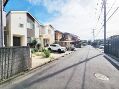 ①広々とした前面道路