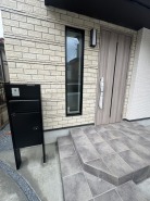 玄関ポーチ　宅配BOX付きで外出時でも荷物が安心です