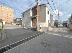 ①物件外観。角地のため開放感があります。