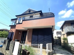 ①シンプルモダンな建物外観 