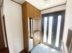 ④出かける前に全身がチェックできる鏡付のコの字型シューズボックス