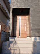 玄関も重厚感があります♪