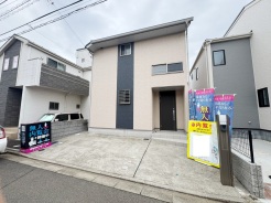 前面道路含む外観写真