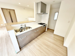 木目の温もりと白の清涼感が調和した、心地よい空間。日常のくつろぎが生まれる、穏やかな時間が流れる住まいです

