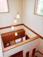 吹き抜けに設置のライトがオシャレですね。