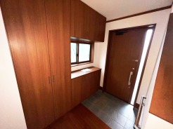 ②玄関ホールには大容量のシューズボックス付き