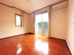 ④1階6畳洋室には床暖房を設置