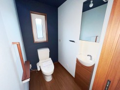 ⑤2階トイレは横幅にゆとりがあり簡易洗面付