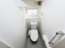 トイレには手すりと小物が置けるスペースがございます。