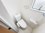 ２Fトイレ。トイレには手すりと小物が置けるスペースがございます。