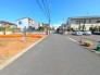前面道路は安心の南向きの公道６ｍです。道路向かい側は駐車場となっており、建物がなく開放的な立地となっております。
第一種低層エリアですので、高い建物もなく良好な住環境。