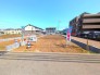 敷地面積約３３坪～約４３坪。区画によっては並列２台駐車も可能なゆとりの広さがございます。
自由設計で外構面もお打合せできますので、ぜひお問合せ下さい！
写真は１号棟です。