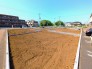 区割りブロック工事進んでおります！第一種低層住居エリアで高い建物もなく開放的な住環境です。整った街並みに全７区画のフジイエの分譲地。