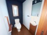 ⑤2階トイレは横幅にゆとりがあり簡易洗面付