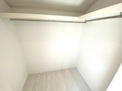 ④衣類やスーツケースなども収納できる4.5帖洋室のWIC