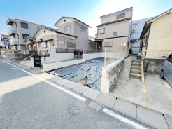 幅員約8mの北東側道路に面した開放感あふれる立地で、車の出し入れや日々の生活動線も快適