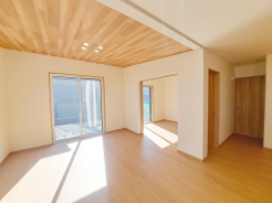 南側からの明るい陽当たりがリビングに降り注ぎます。
また隣接した洋室は寝室や客間としても利用できます。