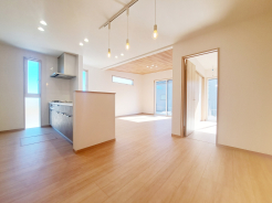 明るい室内に映えるウッド調のフローリングとモダンな照明が、上質でくつろげる空間を演出。
リビングと隣接する部屋への動線もスムーズで、家族の団らんやコミュニケーションを豊かにサポートします。