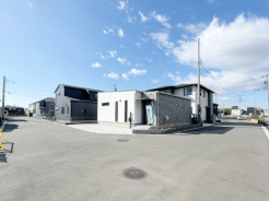 現地完成しました!
6m道路の角地区画。家事動線が快適な平屋住宅です。