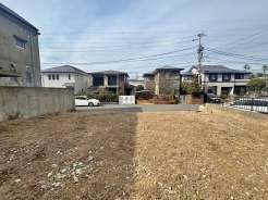 現地東側 ゆとりのある整形地です。