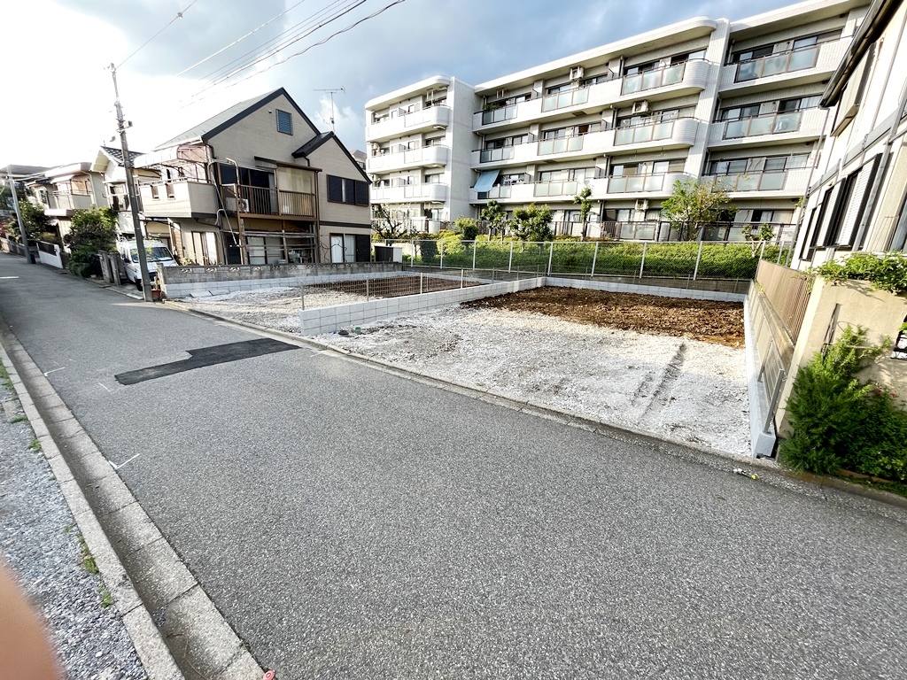 新京成電鉄「薬園台」駅徒歩9分、東葉高速鉄道「飯山満」駅徒歩16分の好立地に、全２区画の分譲地が登場です。2024年5月撮影